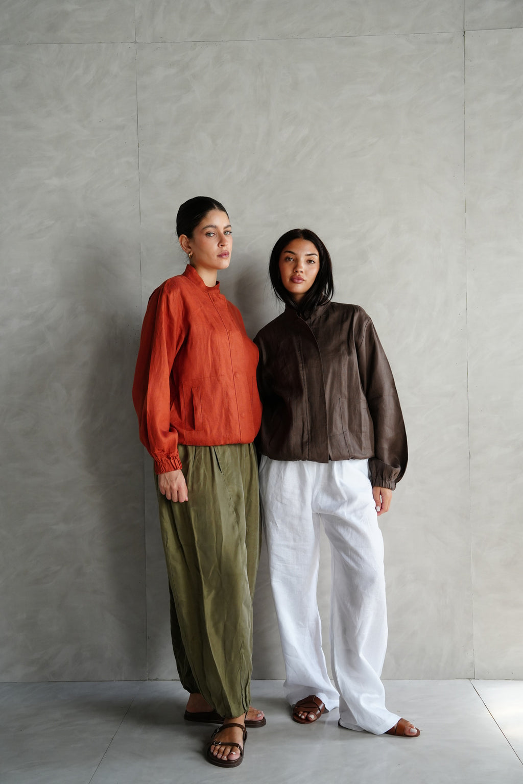 The volmont linen jacket in Brown (elastic waist)