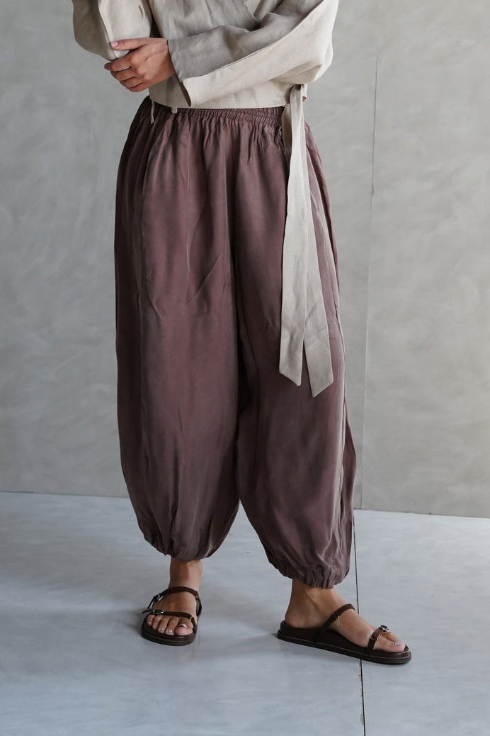 Balloon trousers with elastic waist in Brown