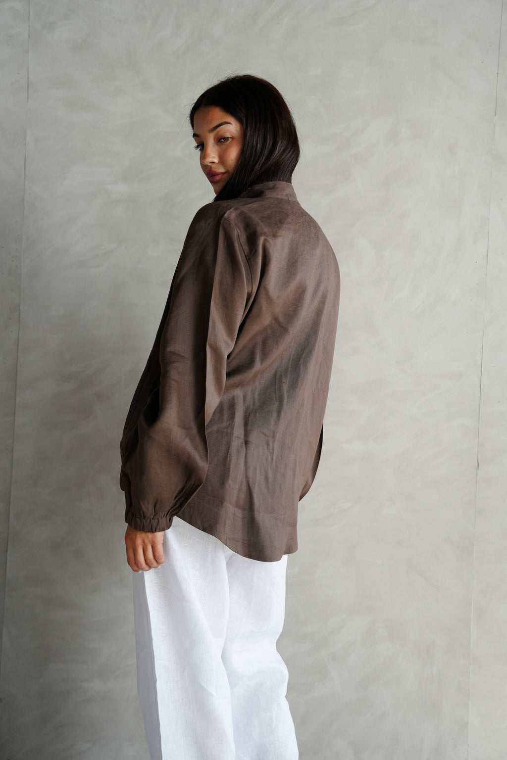 The volmont linen jacket in Brown (elastic waist)