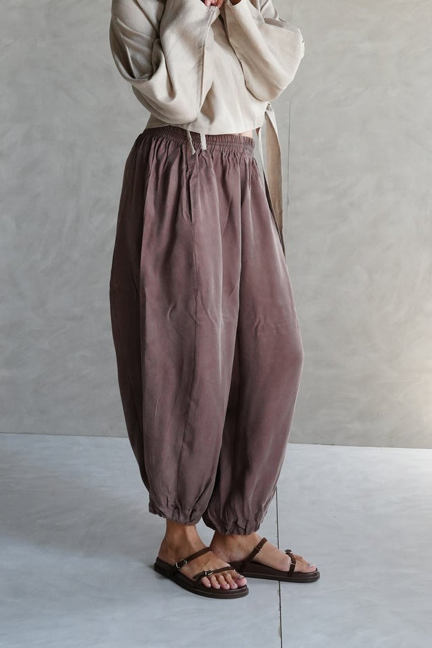 Balloon trousers with elastic waist in Brown