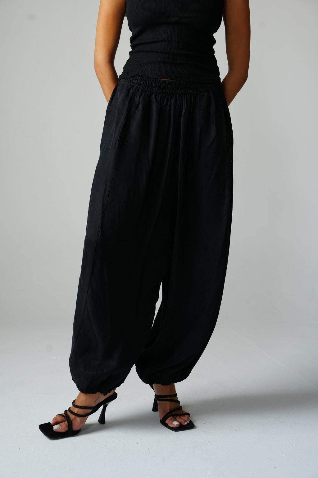 Balloon trousers with elastic waist in Black