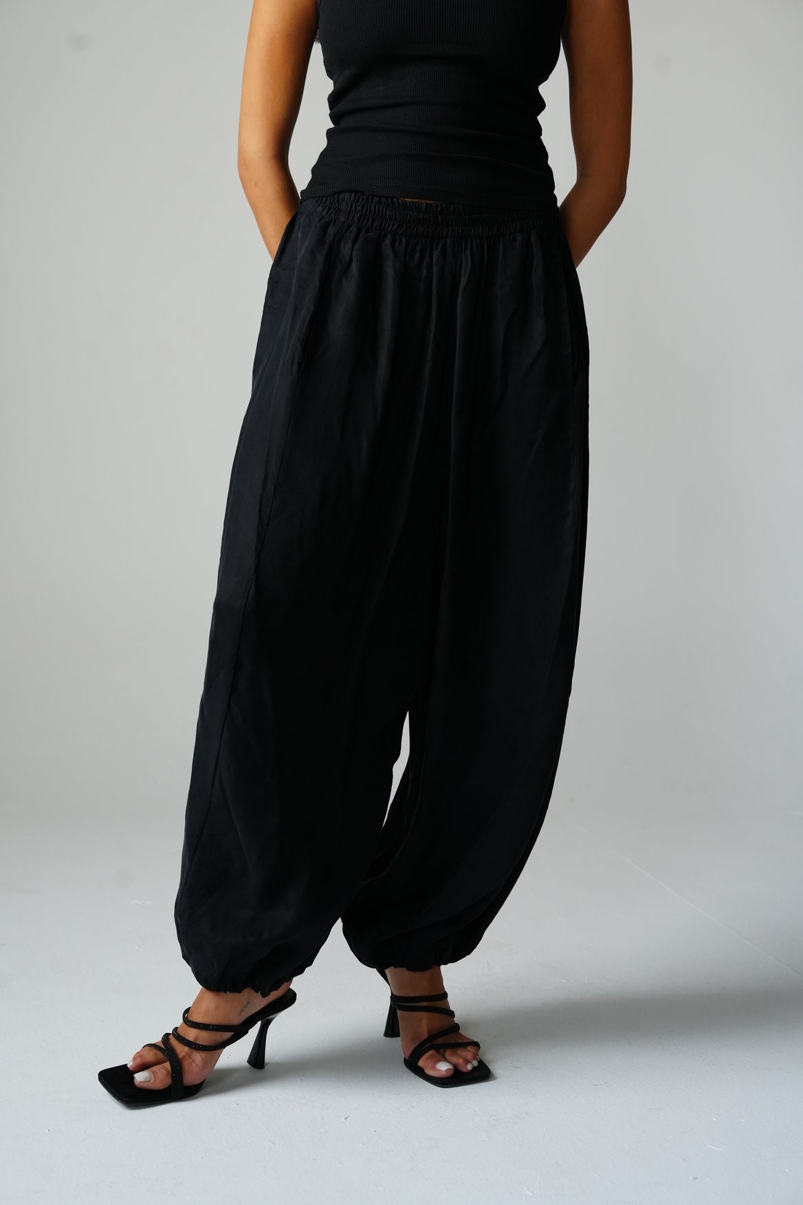 Balloon trousers with elastic waist in Black