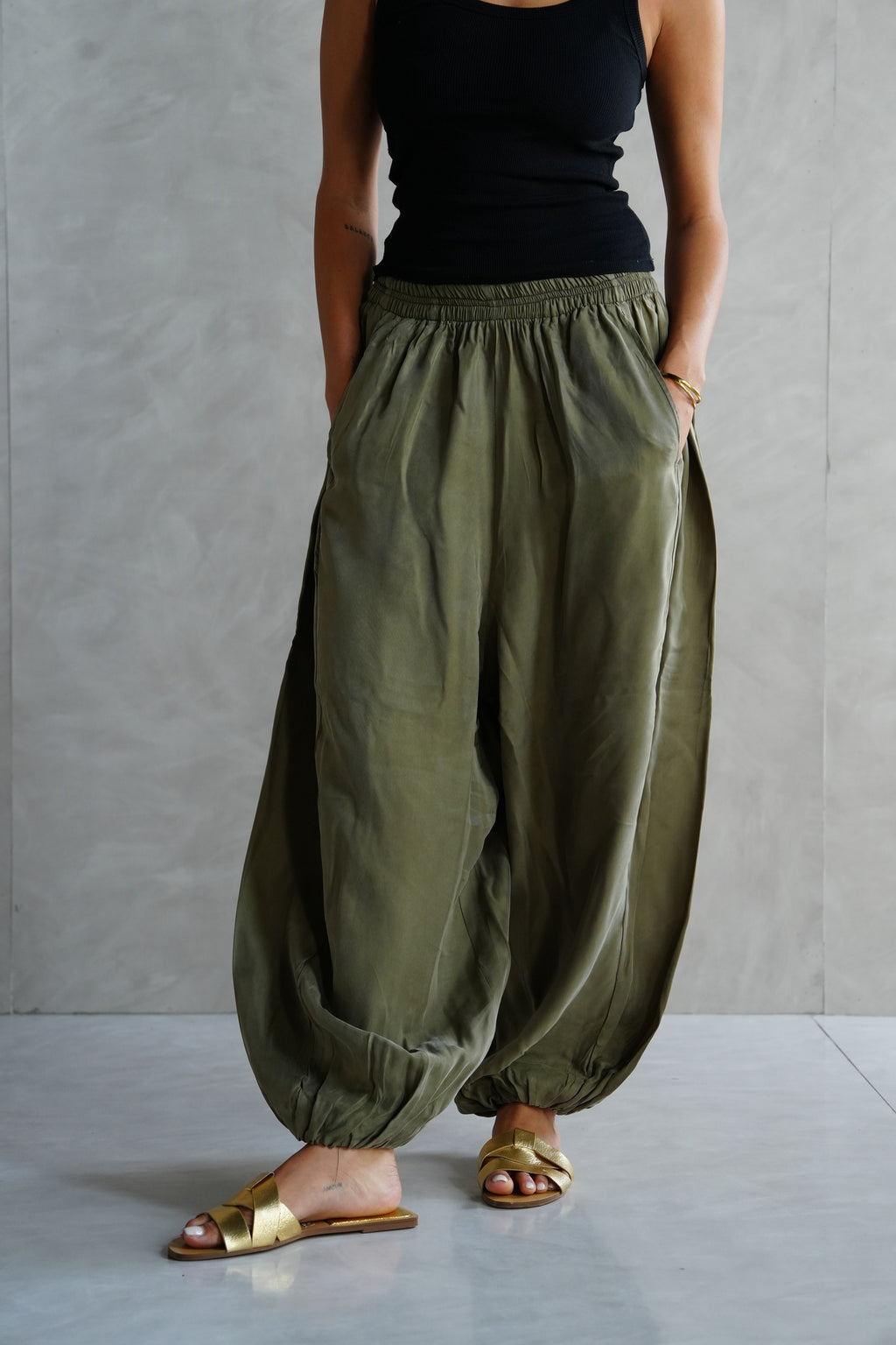 Balloon trousers with elastic waist in Olive