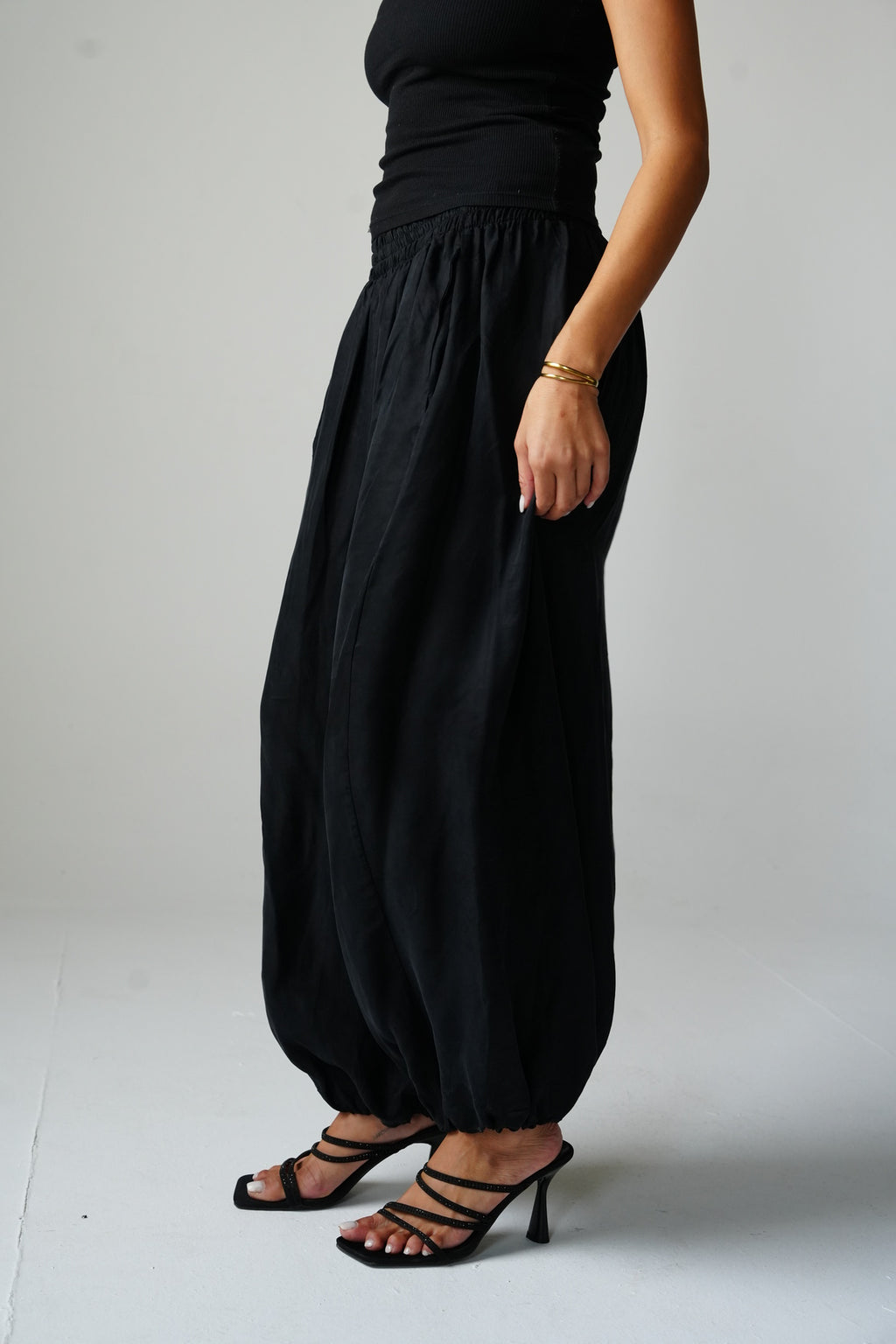 Balloon trousers with elastic waist in Black