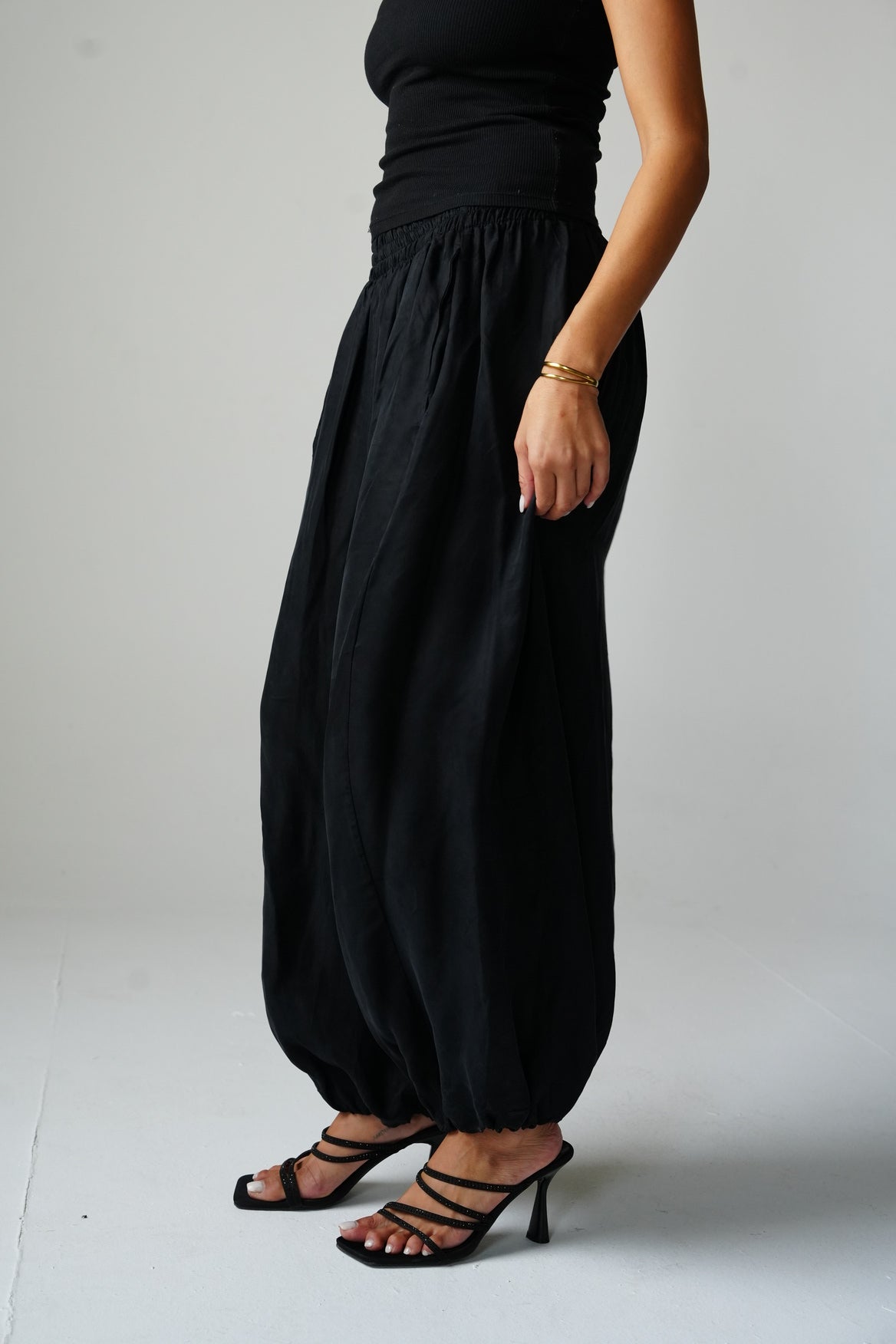 Balloon trousers with elastic waist in Black