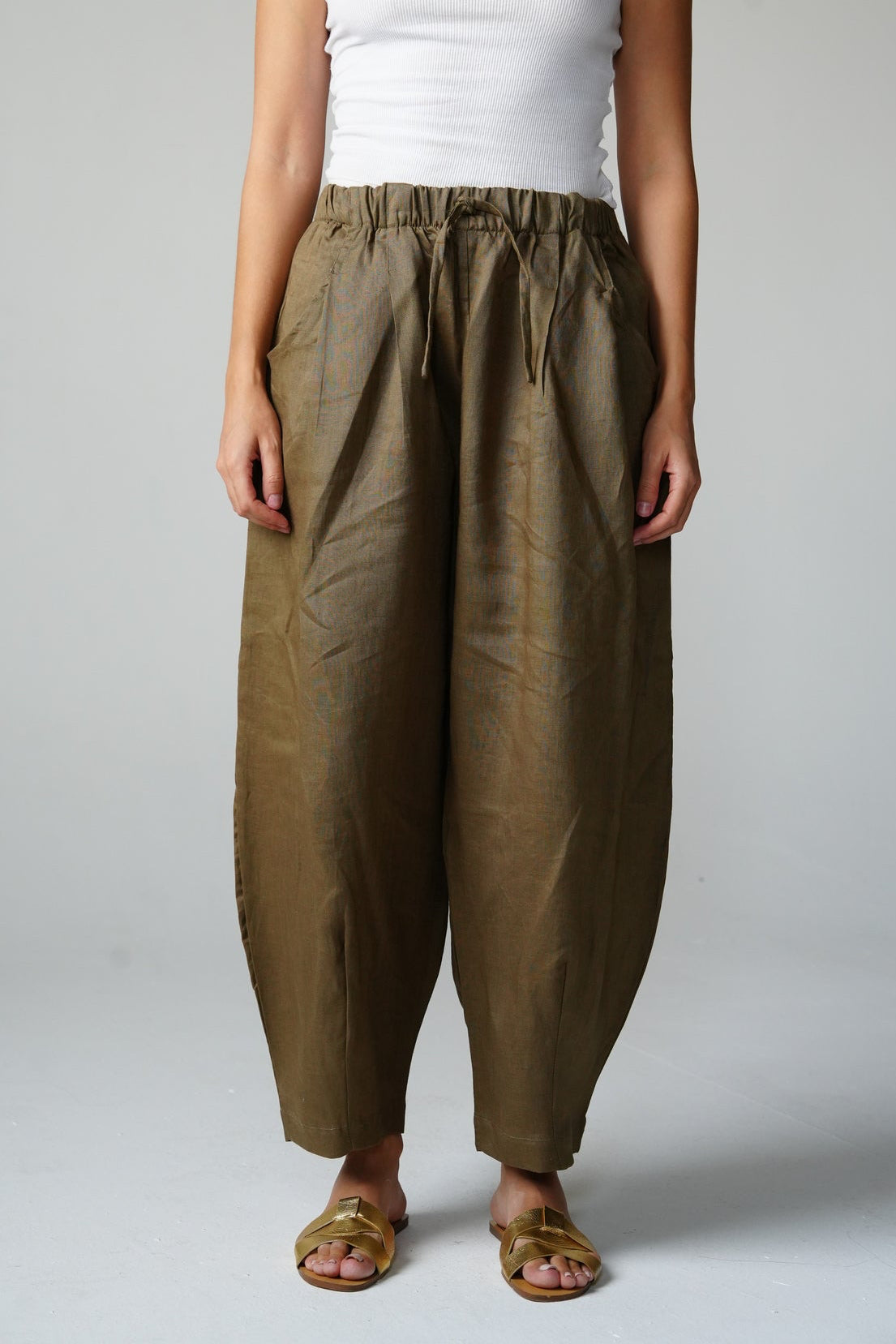 Balloon linen pants in Olive