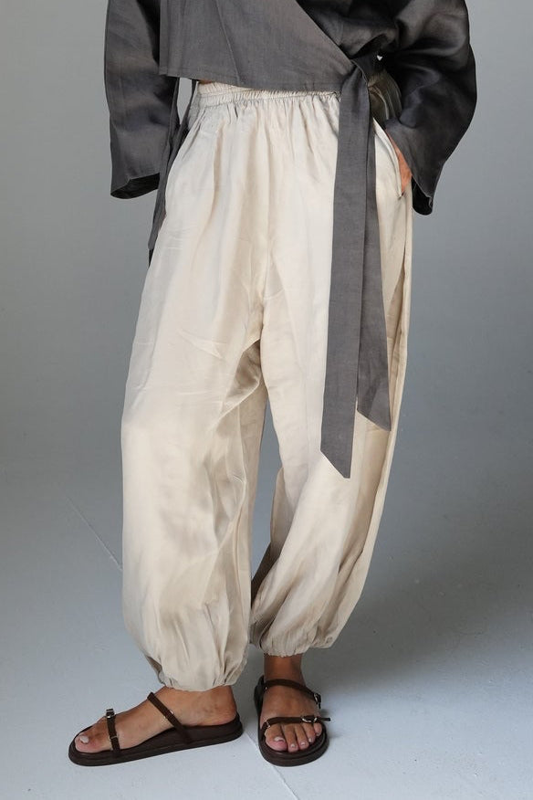 Balloon trousers with elastic waist in Beige