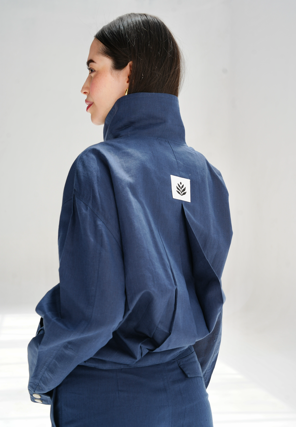 The volmont linen jacket in navy blue