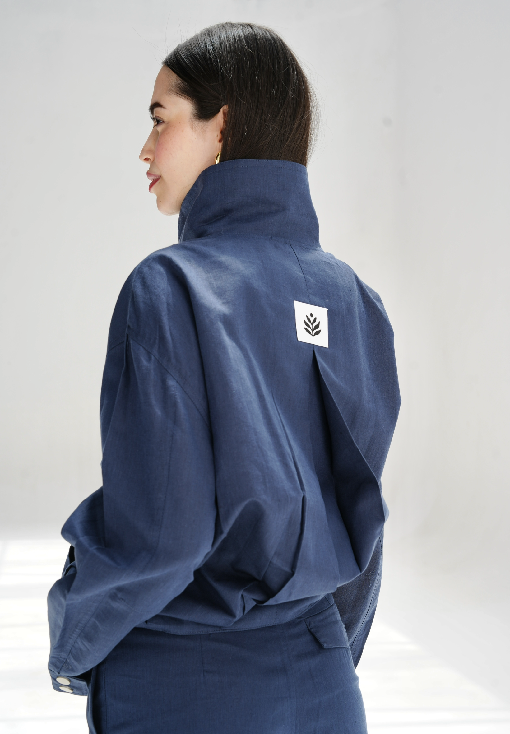 The volmont linen jacket in navy blue