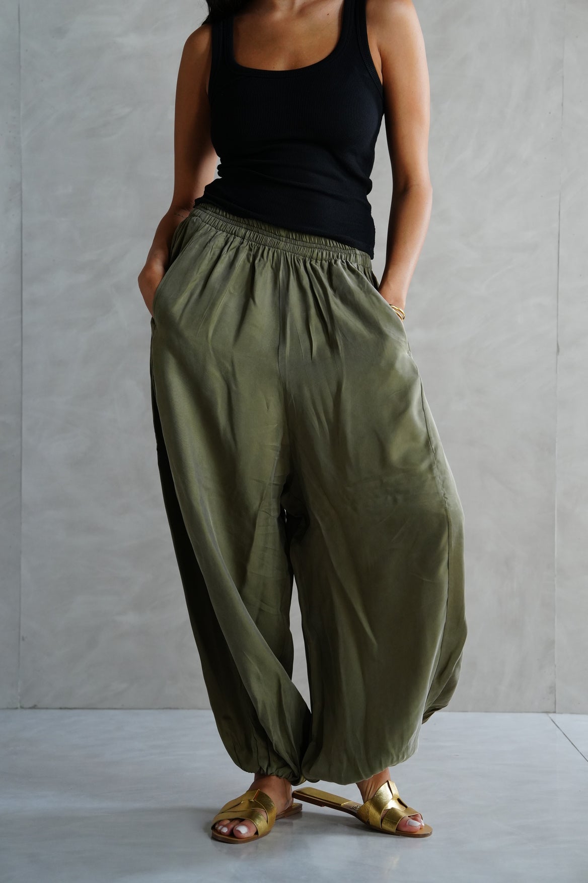 Balloon trousers with elastic waist in Olive
