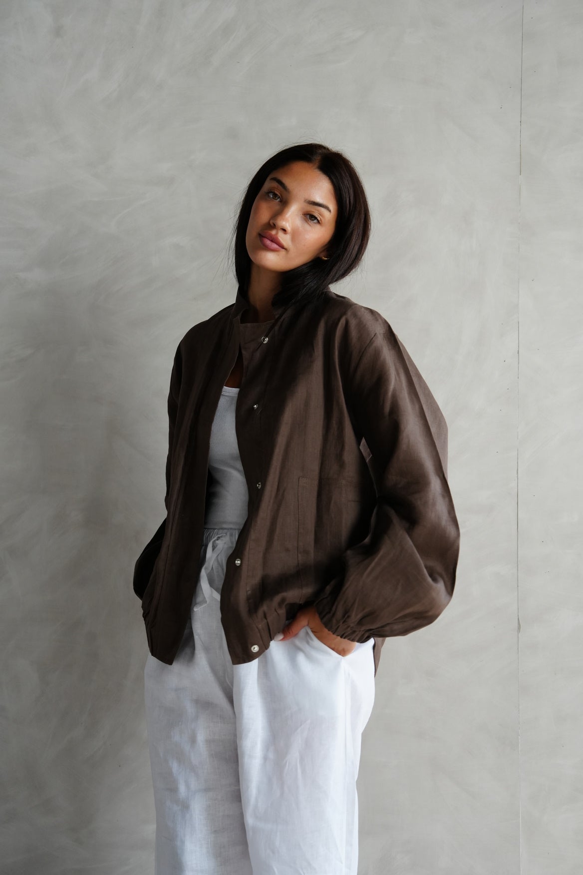 The volmont linen jacket in Brown (elastic waist)