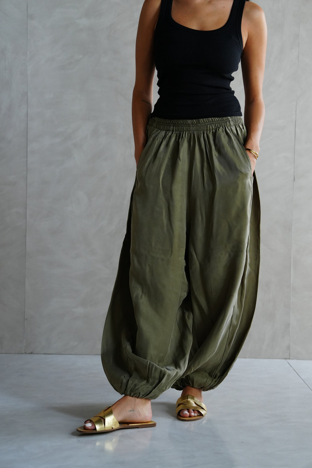 Balloon trousers with elastic waist in Olive