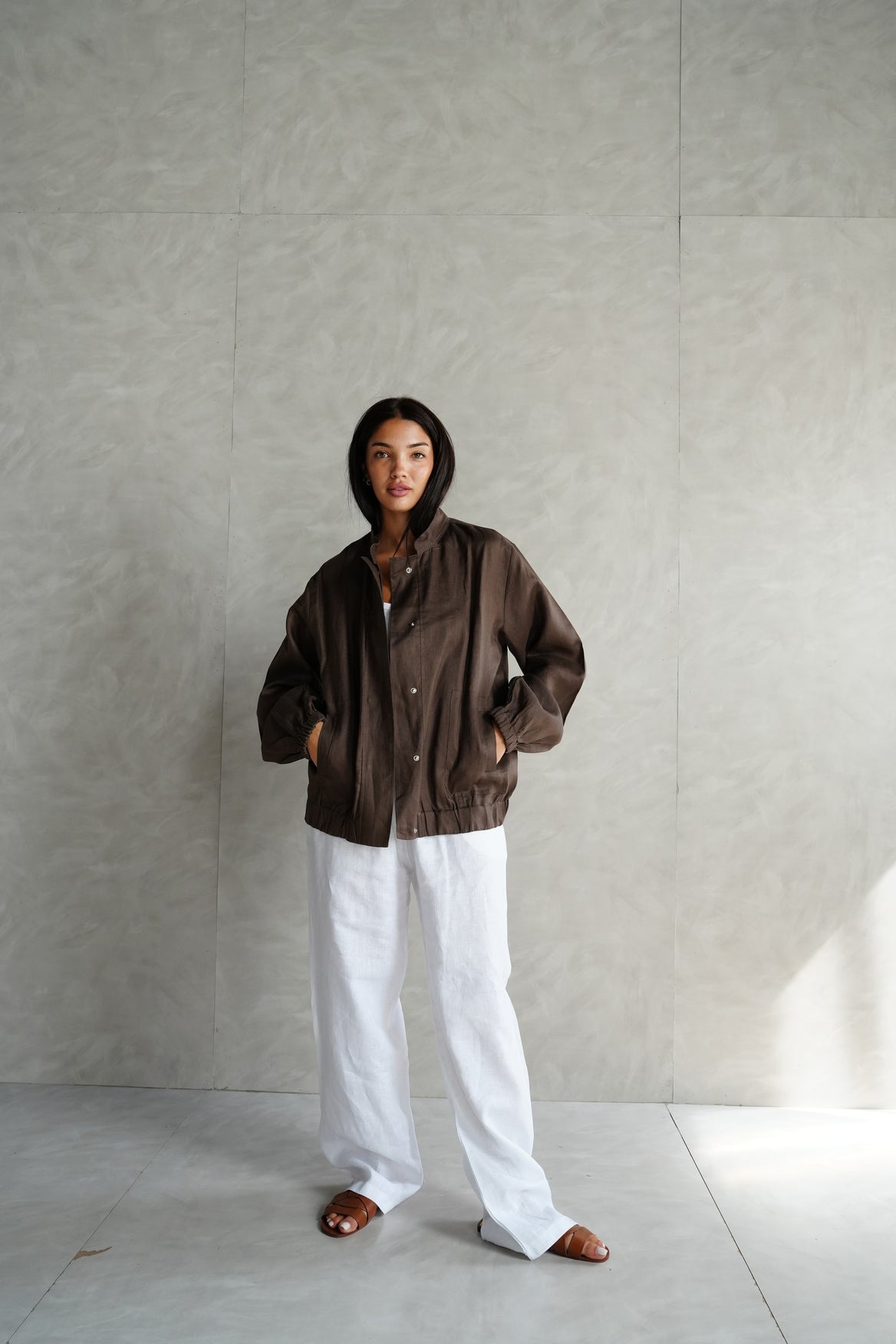The volmont linen jacket in Brown (elastic waist)