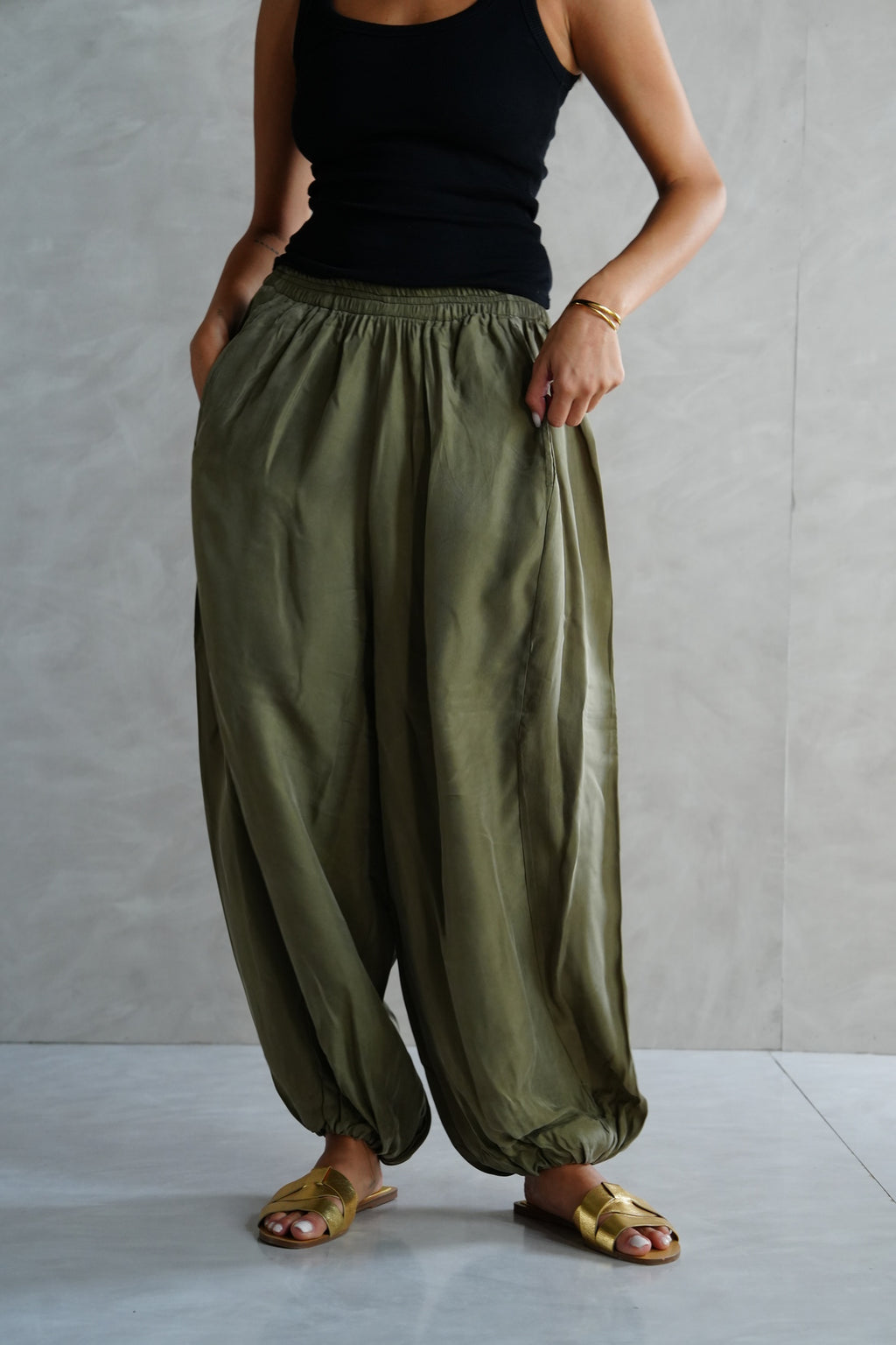Balloon trousers with elastic waist in Olive