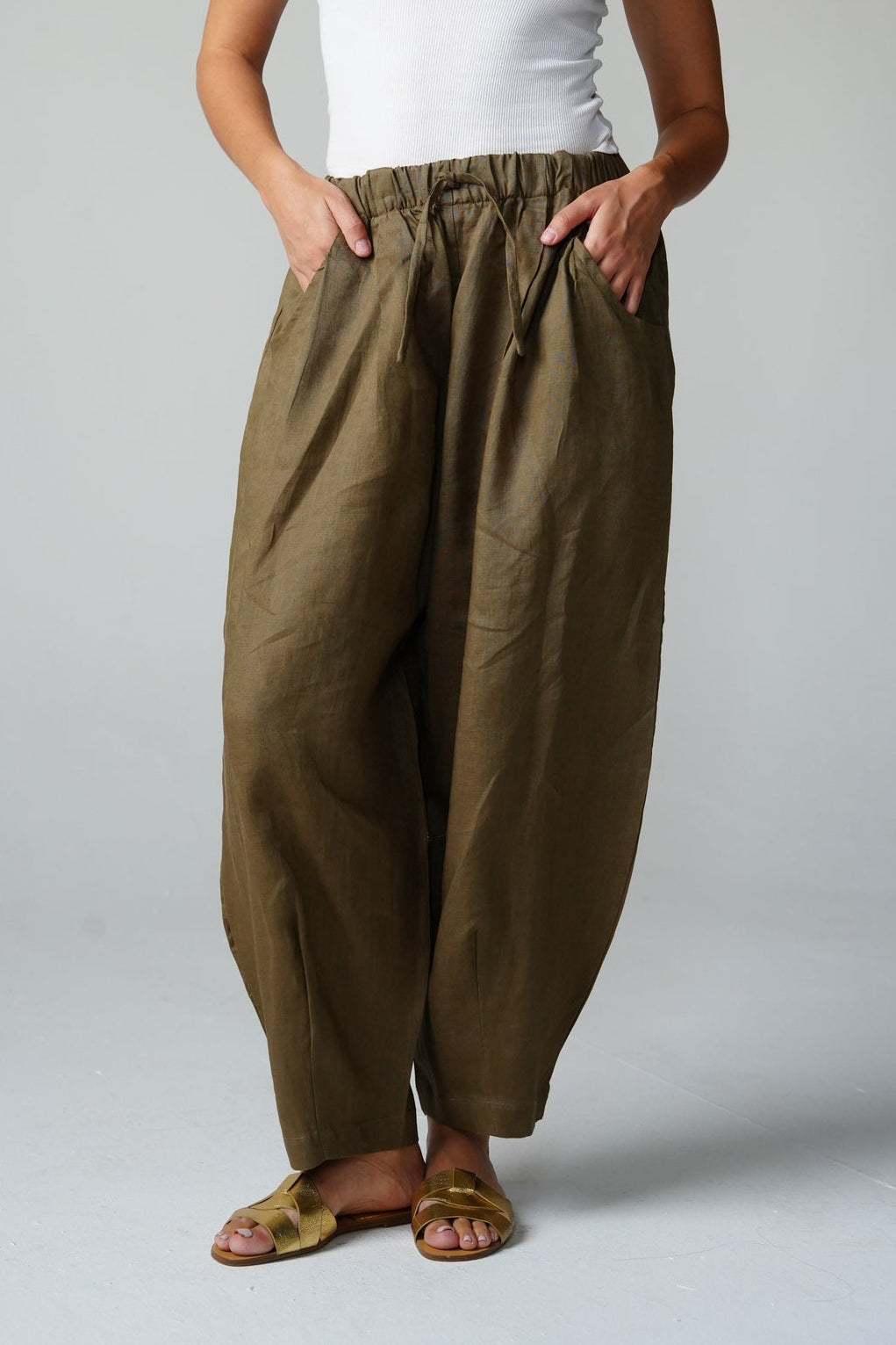 Balloon linen pants in Olive