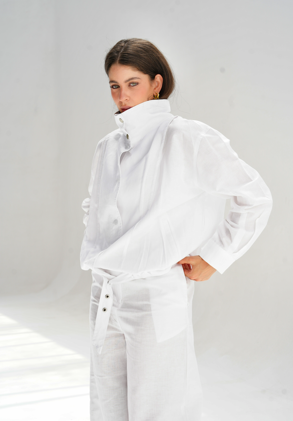 The volmont linen jacket in white
