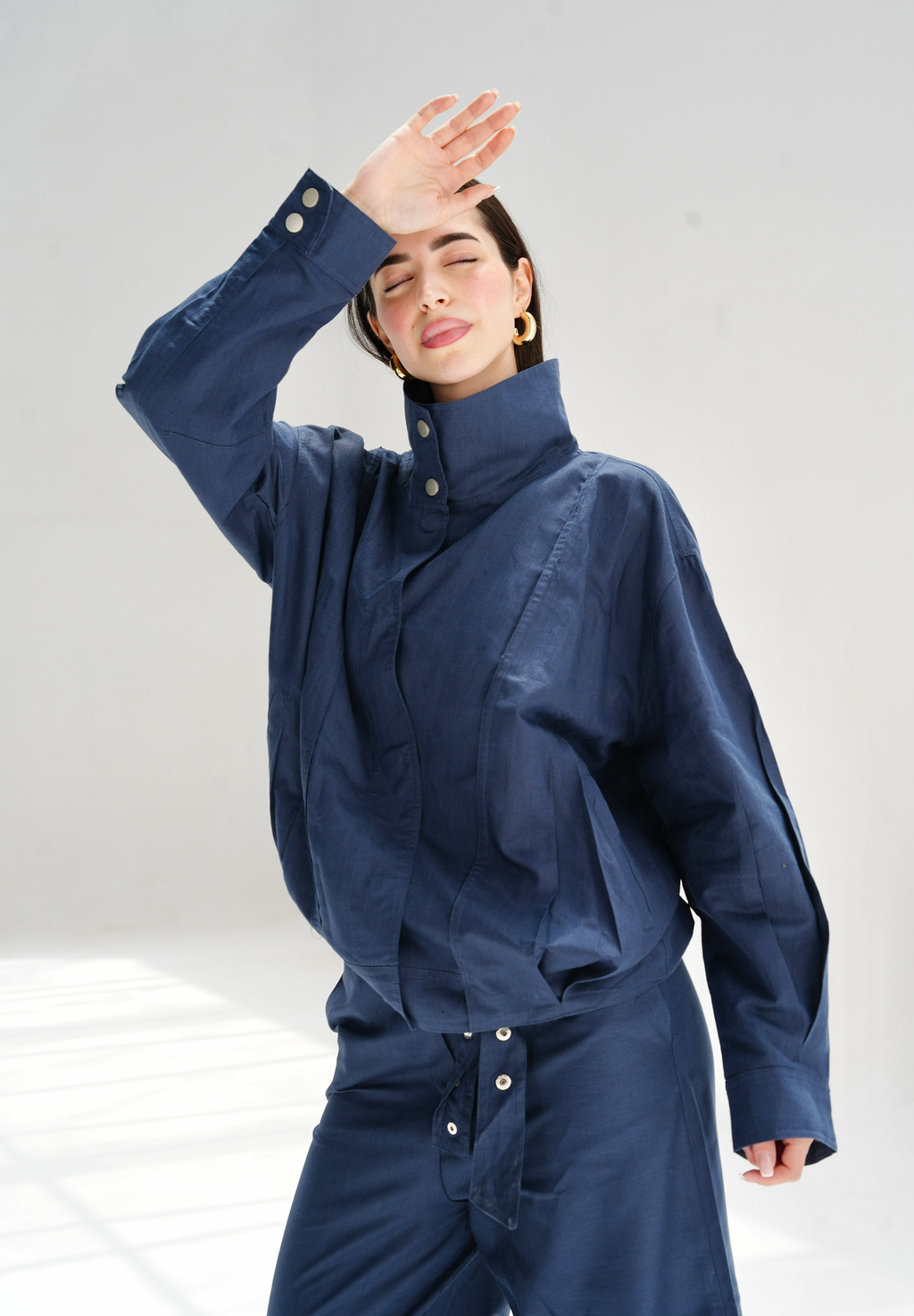 The volmont linen jacket in navy blue