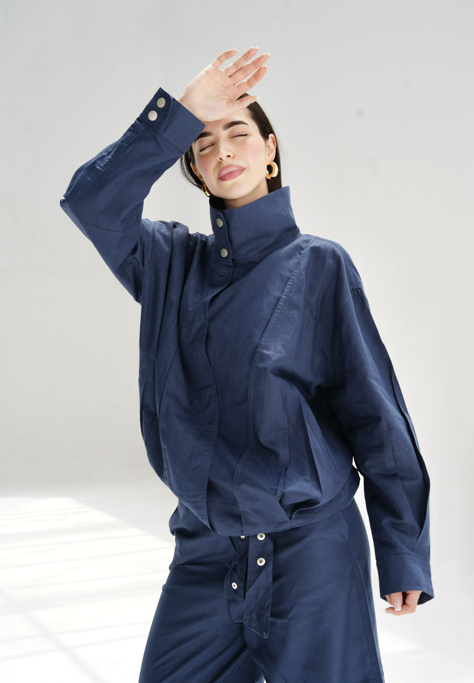 The volmont linen jacket in navy blue