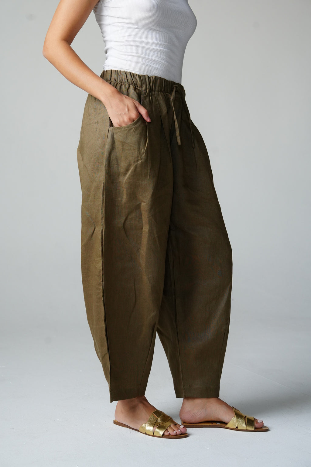 Balloon linen pants in Olive