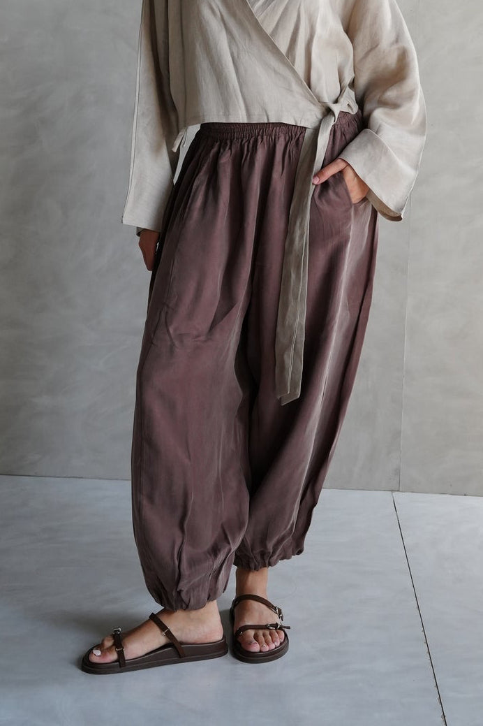 Balloon trousers with elastic waist in Brown