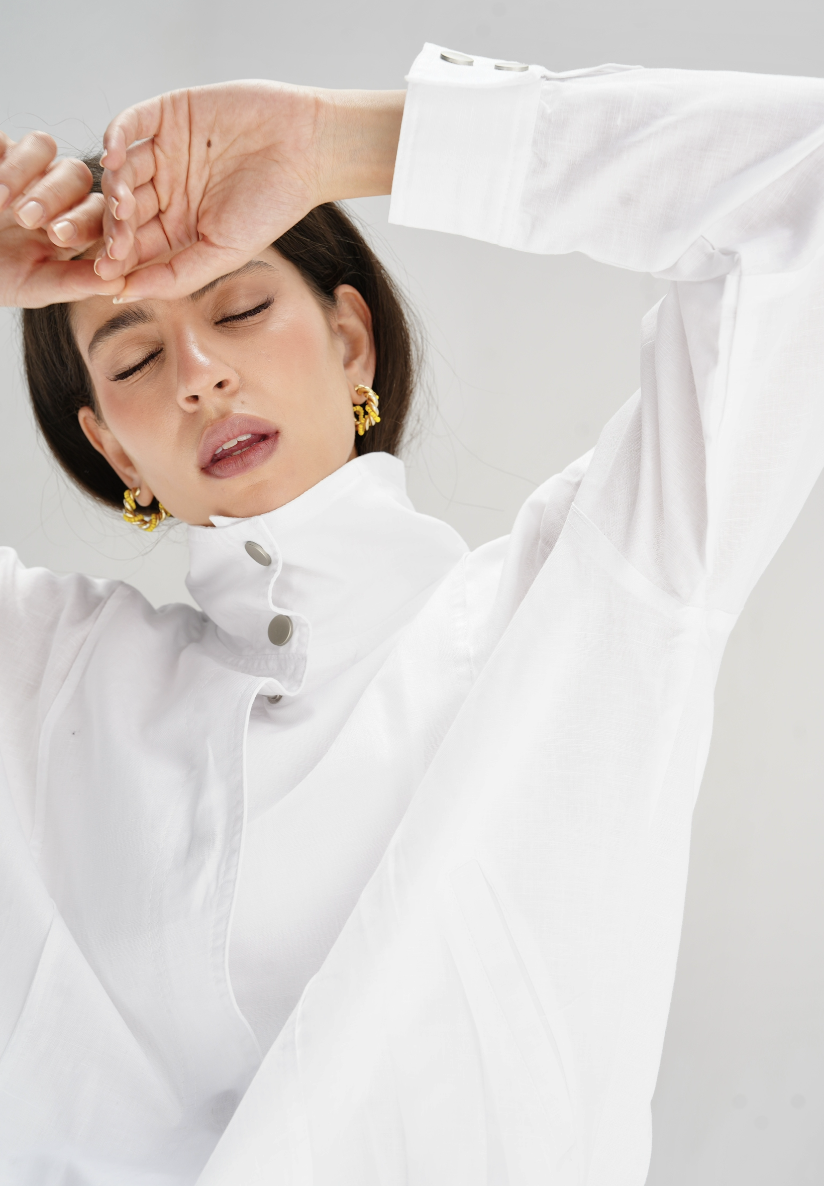 The volmont linen jacket in white