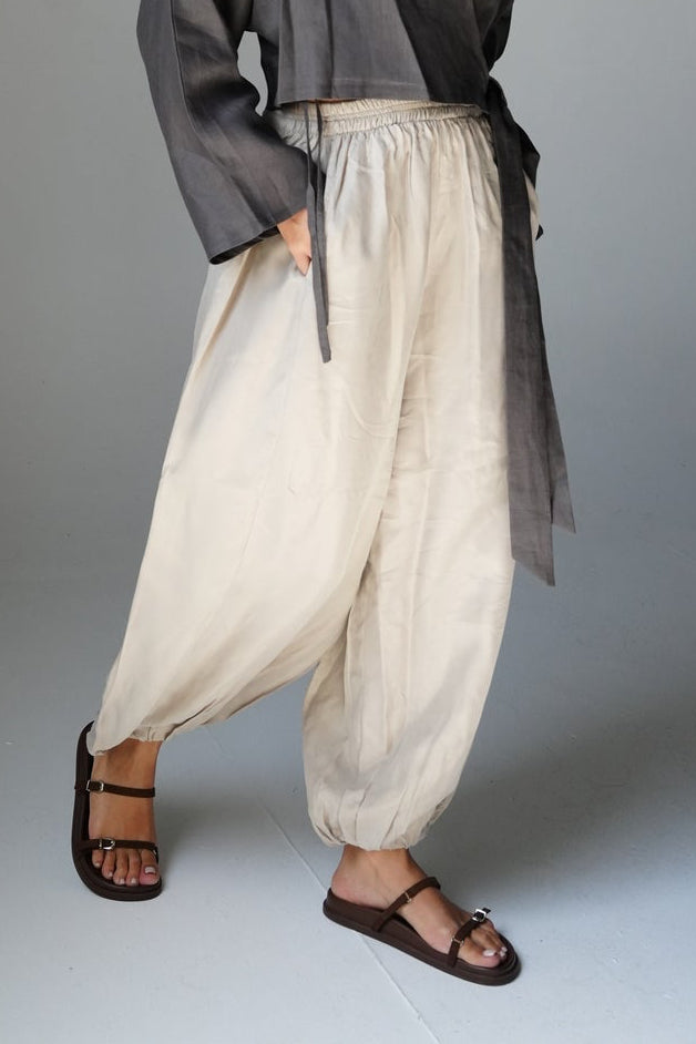 Balloon trousers with elastic waist in Beige