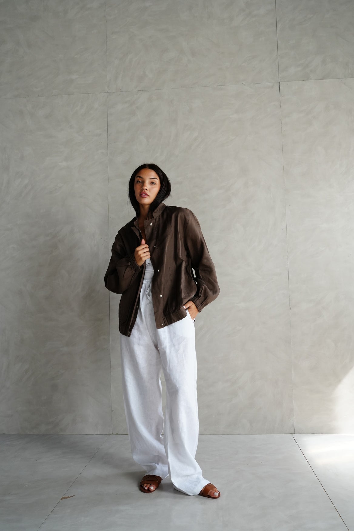 The volmont linen jacket in Brown (elastic waist)