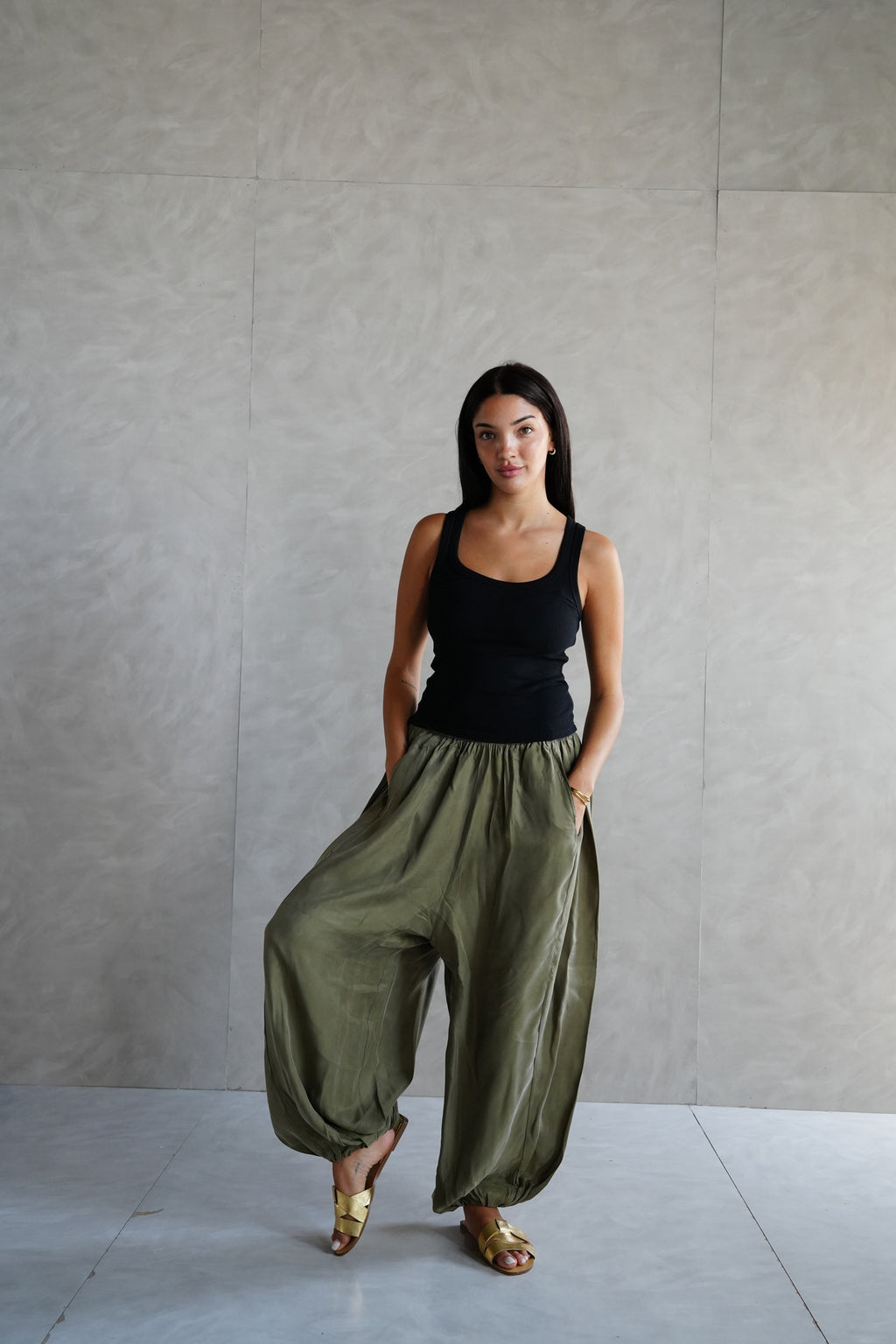 Balloon trousers with elastic waist in Olive