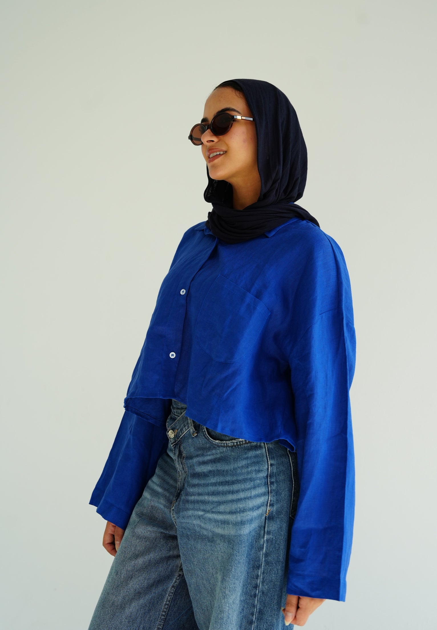 Cropped linen shirt in Royal blue