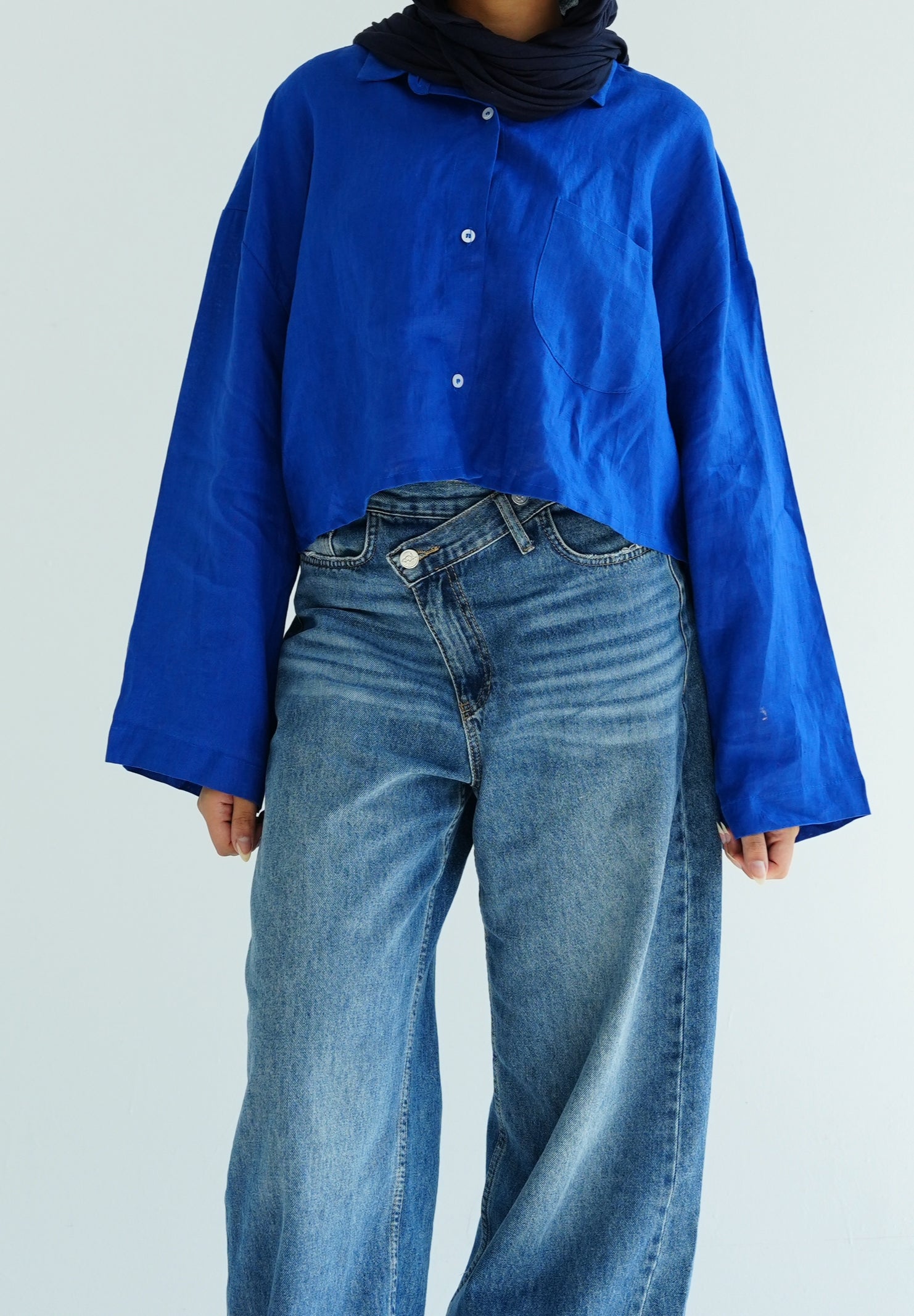 Cropped linen shirt in Royal blue