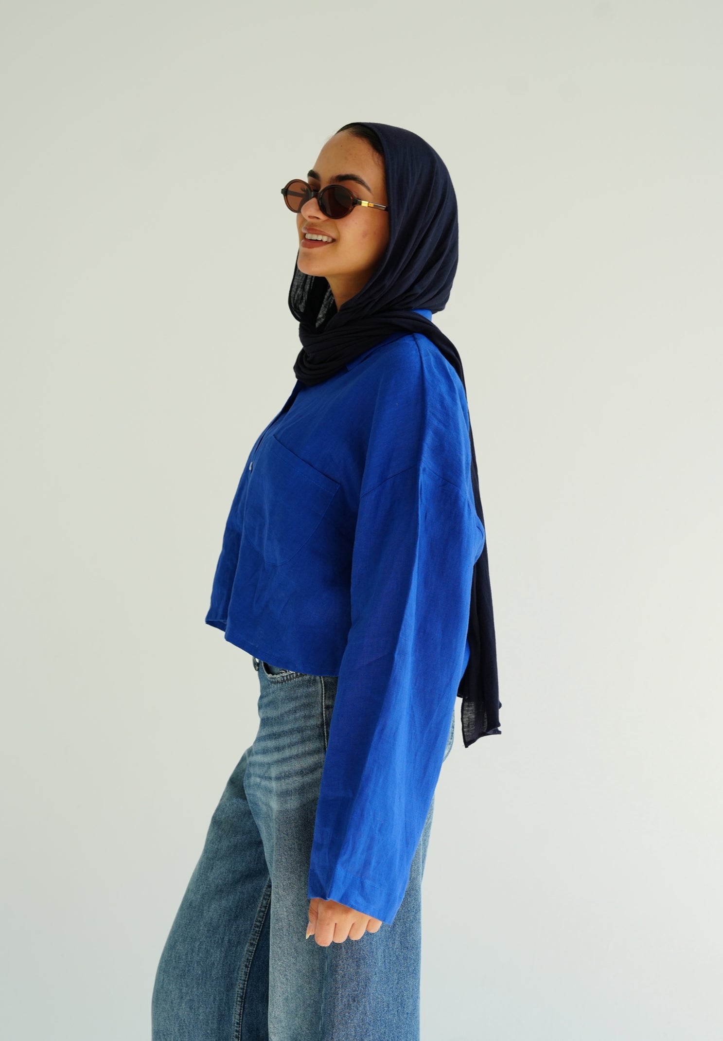 Cropped linen shirt in Royal blue