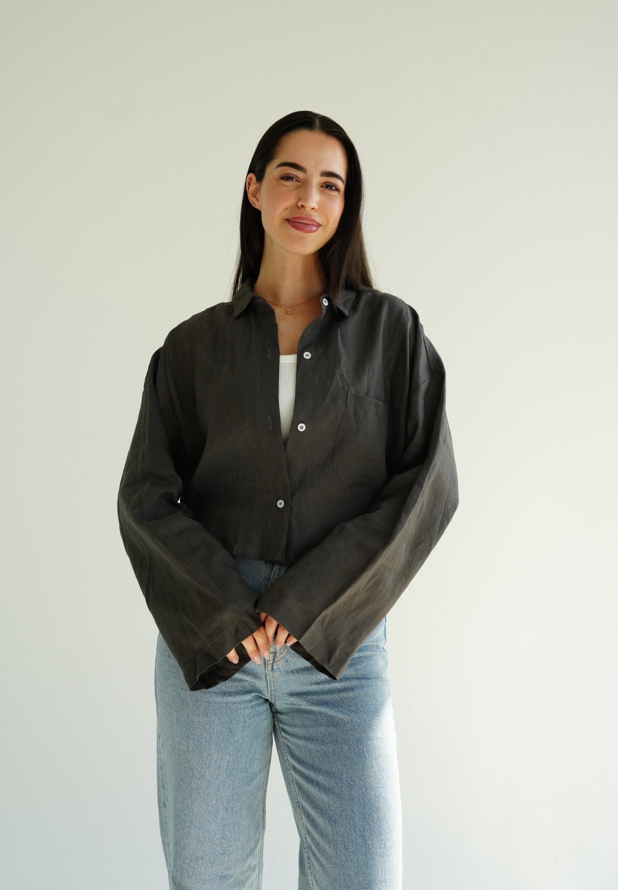 Cropped linen shirt in dark gray