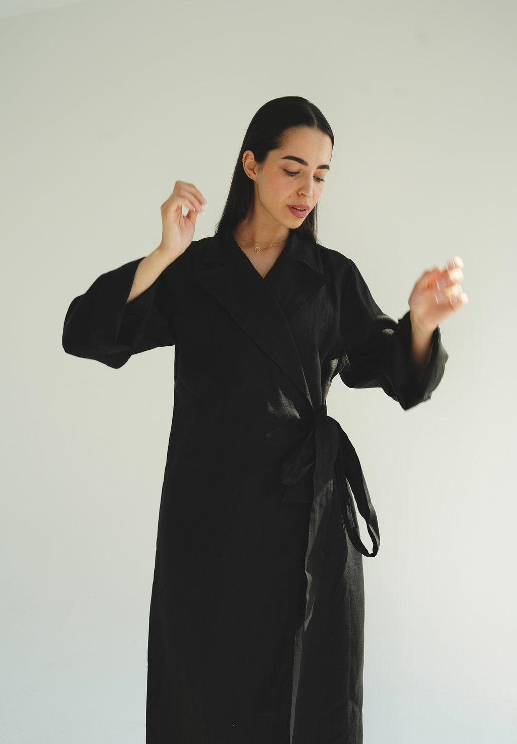 Side-tie linen dress in black