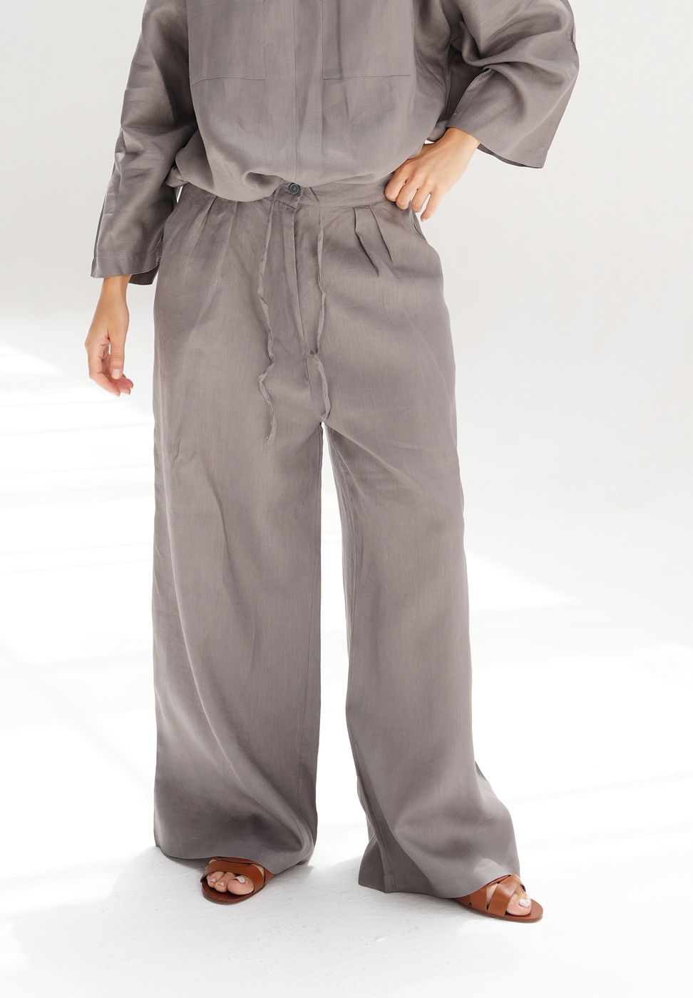 Linen pocket blouse in gray