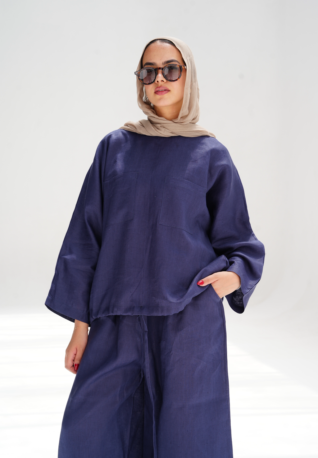 Linen pocket blouse in navy blue