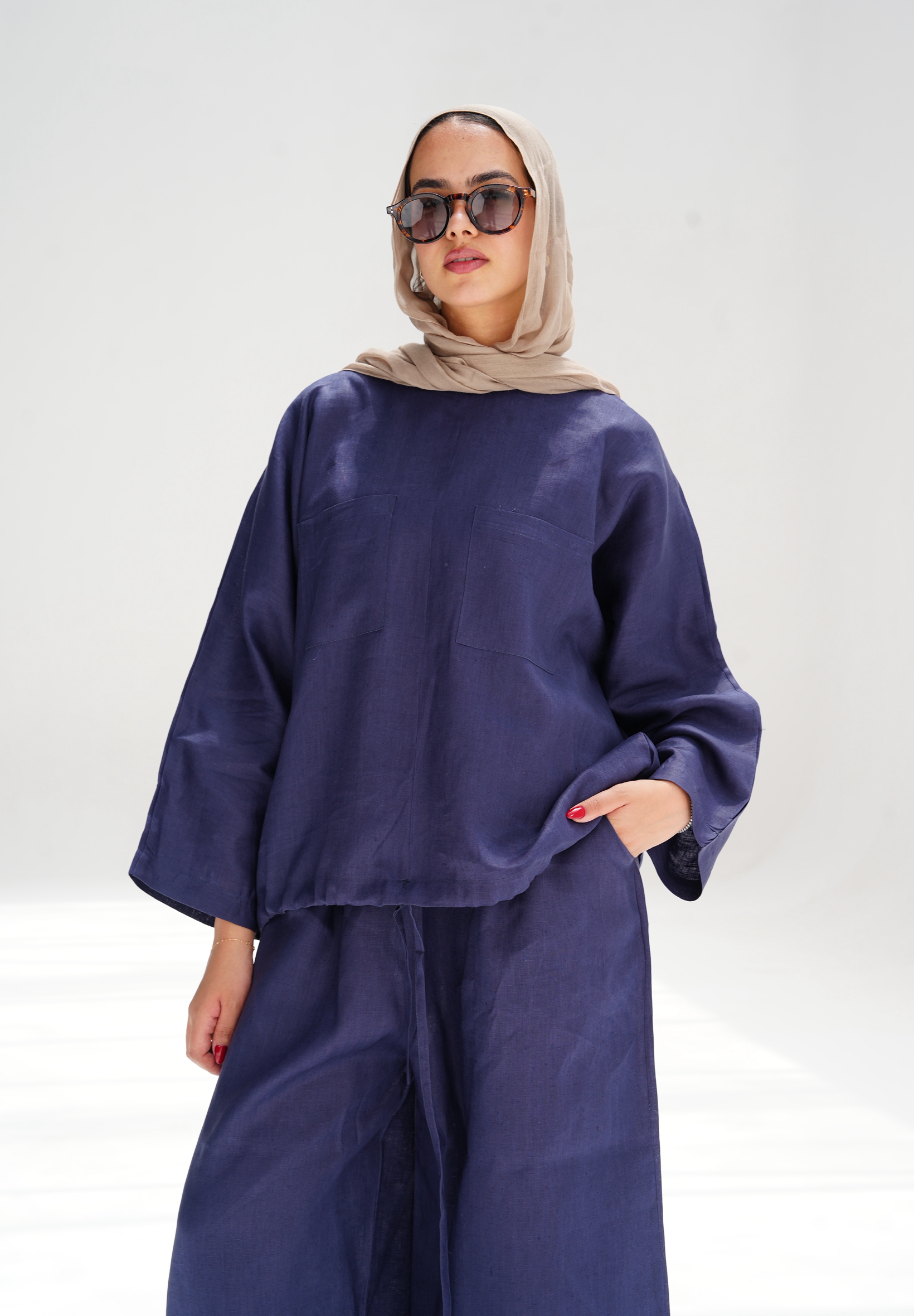 Linen pocket blouse in navy blue