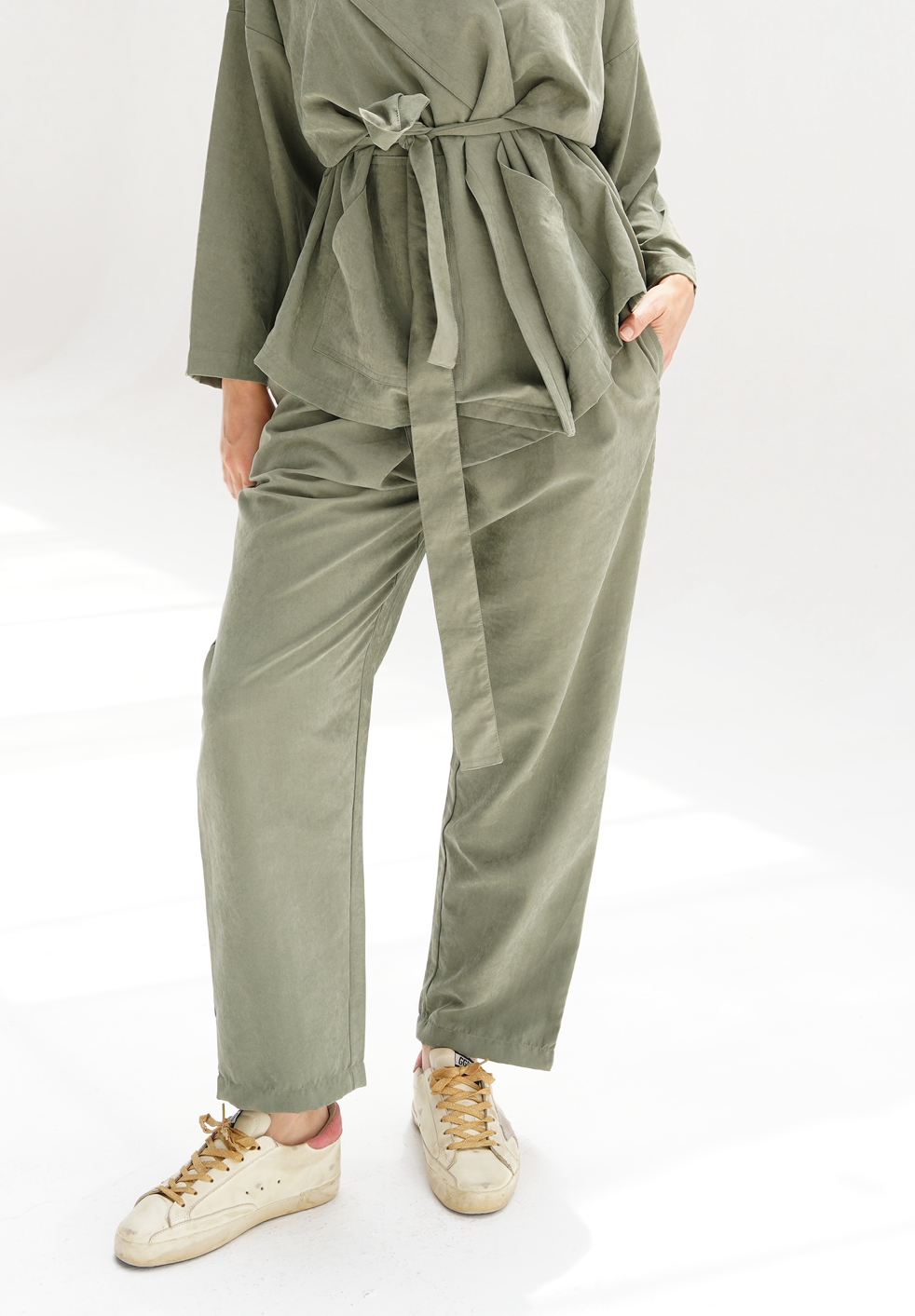 Contour mom-fit pants in olive
